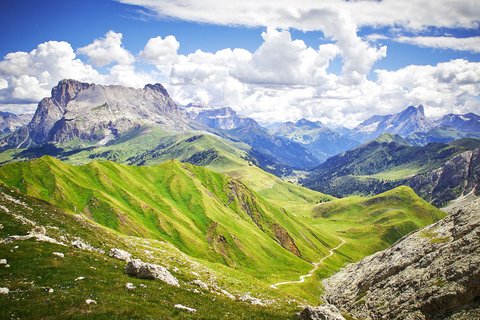 Bild einer atemberaubenden, felsigen Berglandschaft mit grüner Umgebung und bewölktem Himmel